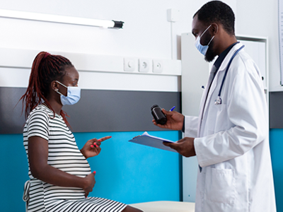 Doctor speaking with pregnant woman